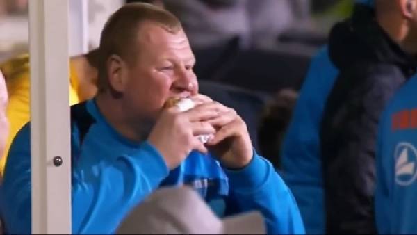 بالفيديو.. حارس يأكل أثناء المباراة