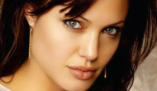 بالفيديو أنجلينا جولي تتعلم فن طبخ العناكب والصراصير.. وتتناول إحداها!