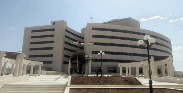 إصابة 25 شخصا في حادث تدهور بالزرقاء ... صور