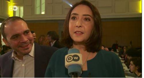 الأمير علي يمازح زوجته اثناء حوار مع قناة DW (فيديو)