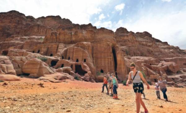 ارتفاع الدخل السياحي 12.2 