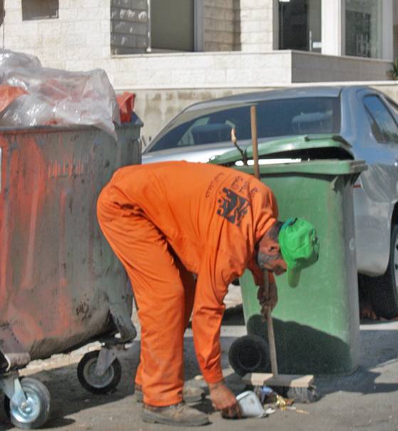 عامل وطن يحمل درجة(الدكتوراة) في الزرقاء