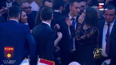 بالفيديو .. قبلات ميسي لفتيات مصريات تثير الغضب على مواقع التواصل الاجتماعي