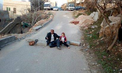 مواطن يغلق شارعاً خوفاً على منزله (صور و فيديو)