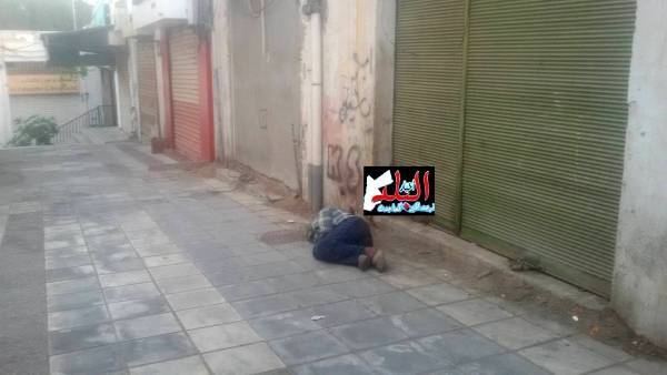 العقبة..طفل أردنيّ يلتحف السماء ويفترش الأرض منذ أسابيع(صور)