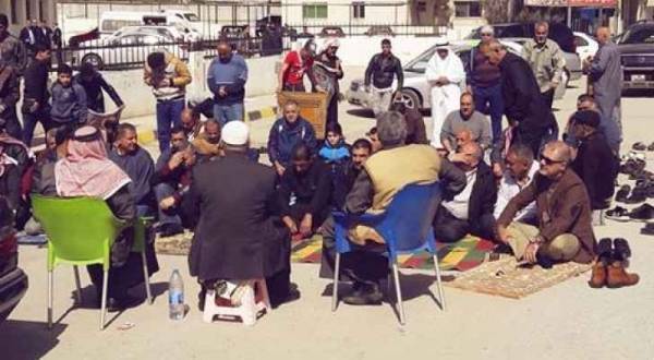 أصحاب الشاحنات يواصلون اعتصامهم في الرمثا(صور)