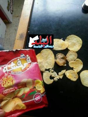 شيبس مُتعفن يُباع في مقاصف مدارس حكوميّة في العاصمة(صور)