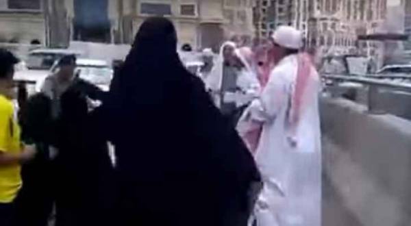 شجار قوي بين رجال و نساء أمام الحرم المكي(فيديو)