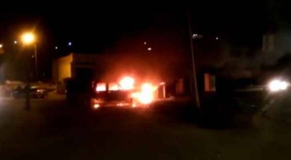 حريق مركبة بسبب مشاجرة على طريق اربد عمان(فيديو)