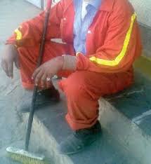 عامل النظافة هذا تحول الى نجم حقيقي.. والسبب!