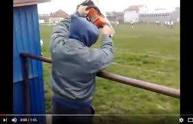 بالفيديو..مشجع يهدّد الحكام بمنشار كهربائي