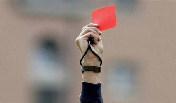 أول لاعب يطرد باستخدام تقنية الفيديو