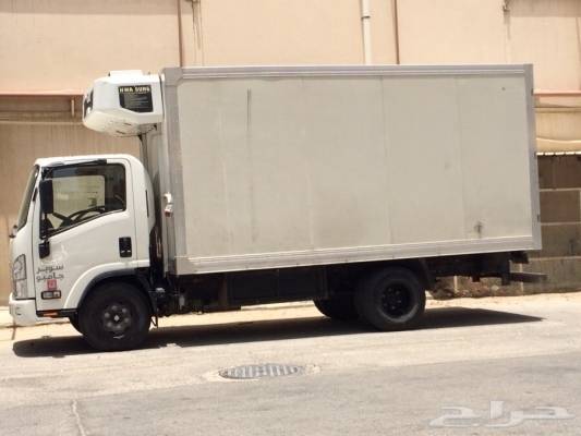 حادث مركبة توزيع بسوق وادي موسى التجاري يعرقل حركة المرور... صور