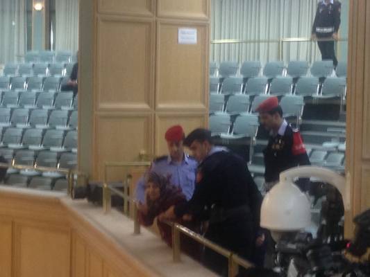 بالصور..سيدة تصرخ من شرفات النواب:اعتبروني لاجئة سورية