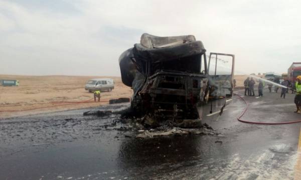 إحتراق صهريج محروقات على الطريق الصحراوي (صور)