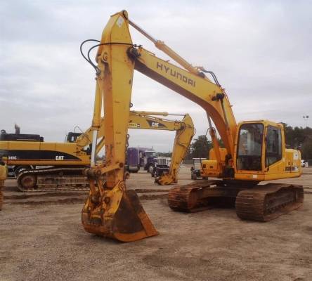 اصابتان بانقلاب حفارة على معرض سيارات في المنطقة الحرة(صور)