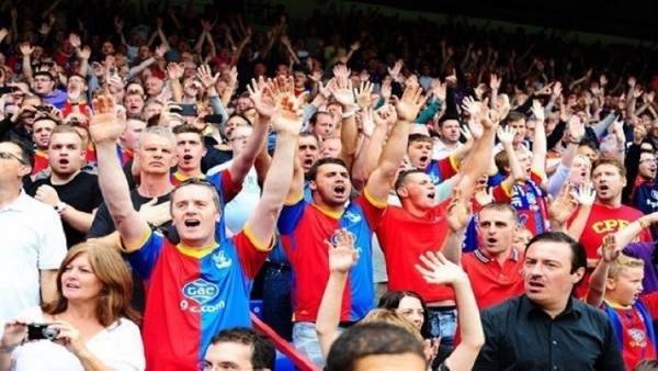 مشجعو كريستال بالاس يهاجمون حافلة فريقهم بطريق الخطأ