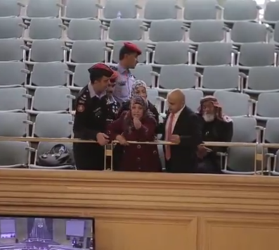 صدقت السيدة و كذب النواب..تركوها وغادروا(فيديو)