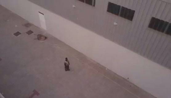 ماذا فعل عامل آسيوي عندما تتبعته طائرة بدون طيار؟ فيديو طريف