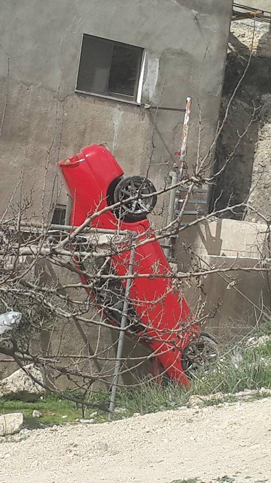 مركبة تسقط على منزل في ام نوارة