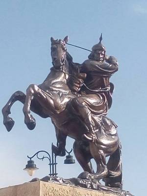 بلدية الكرك تُنهي عملية نقل تمثال صلاح الدين الأيوبيّ(صور)