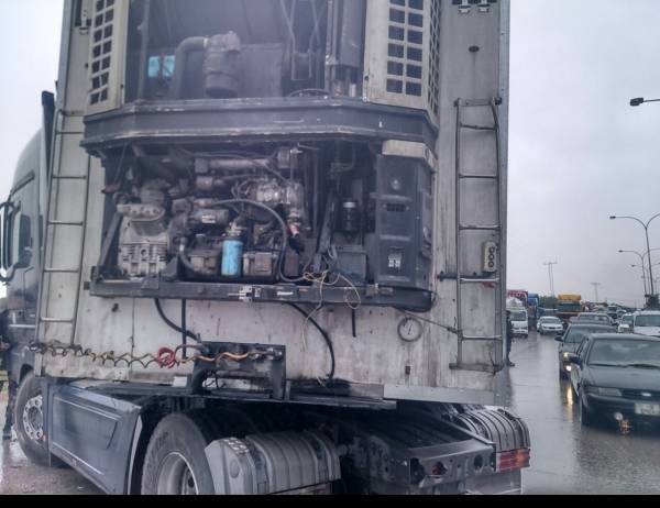 انزلاق شاحنة على أوتوستراد الزرقاء(صور )