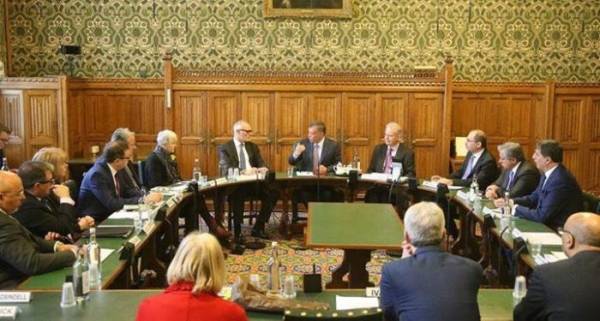 الملك يلتقي رؤساء واعضاء في العموم البريطاني  صور