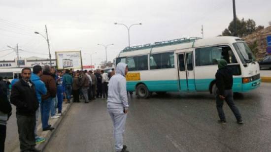 مواطن يهدد بحرق حافلته وأطفاله في الزرقاء