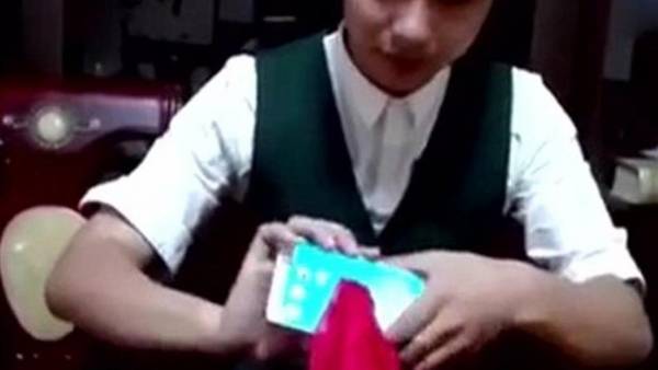 نادل صيني يذهل رواد الإنترنت ويكشف خدعة الهاتف الذكي