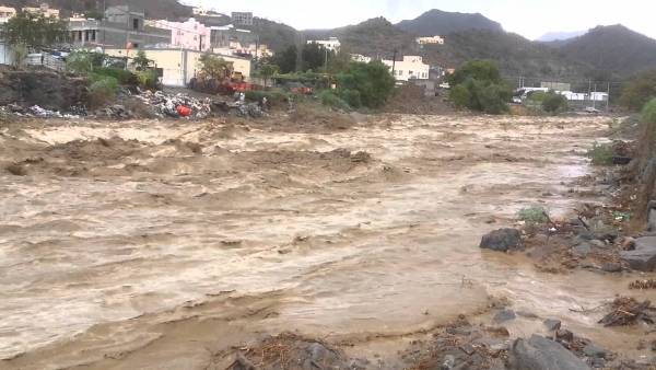 إنقاذ 8 أشخاص داهمتهم مياه الأمطار في الزرقاء