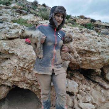 أردنية تصطاد الضباع (فيديو)