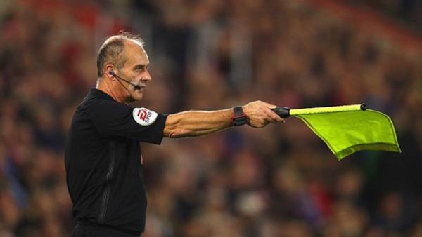 حكم راية يتجاوب مع صيحات الجماهير( بدون تعليق )