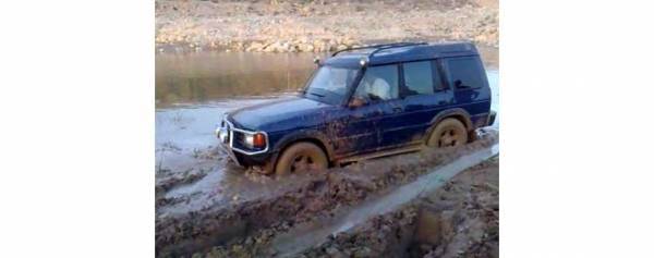 الدفاع المدني ينقذ 18 شخصاً علقوا في المياه الطينية