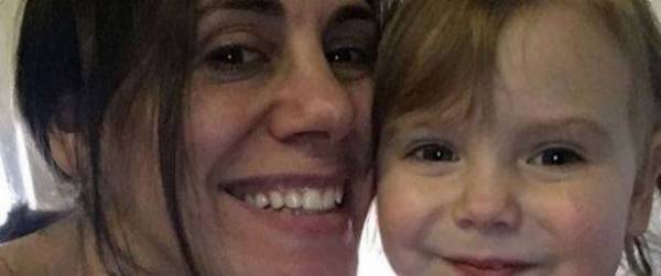 اعلامية شهيرة أرضعت طفلتها على الهواء دون أن يلحظ أحد.. فما الذي كشف أمرها؟