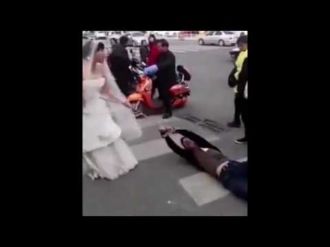 بالفيديو.. عروس تجرّ عريسها في الشّارع لسبب صادم!