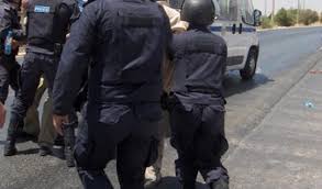 مطاردة مركبة والقاء القبض على من بداخلها