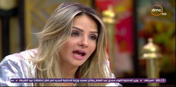 قرد يعض مذيعة مصرية على الهواء (فيديو)