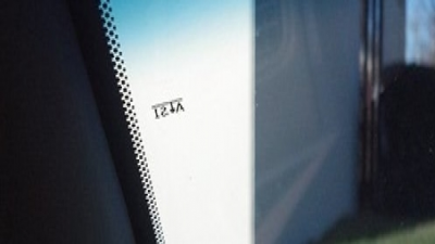 ما الغرض من النقاط السوداء على حافة زجاج سيارتك؟