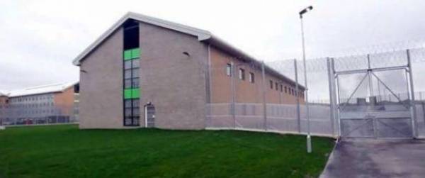 اطلب وجبتك المفضلة وعش في رفاهية الفنادق.. هكذا يعيش نزلاء أكبر سجن في أوروبا