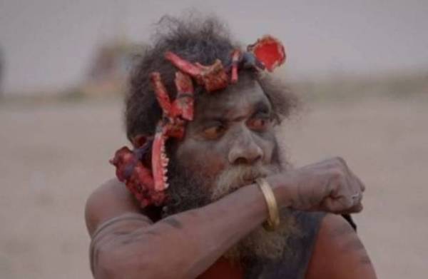 بالفيديو.. أحد آكلي لحوم البشر يهاجم مقدم برنامج عن الأديان