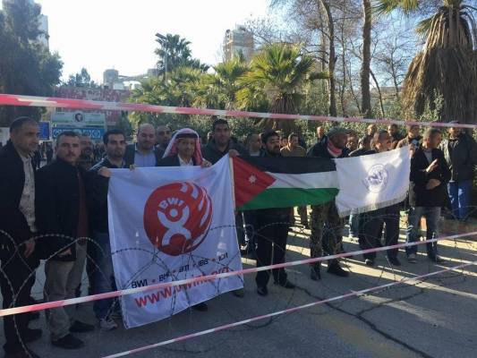 عُمال شركة (لافارج للإسمنت)يعتصمون (صور)