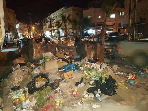 شكل احتجاجي جديد .. إغلاق الشوارع بالنفايات (صور)