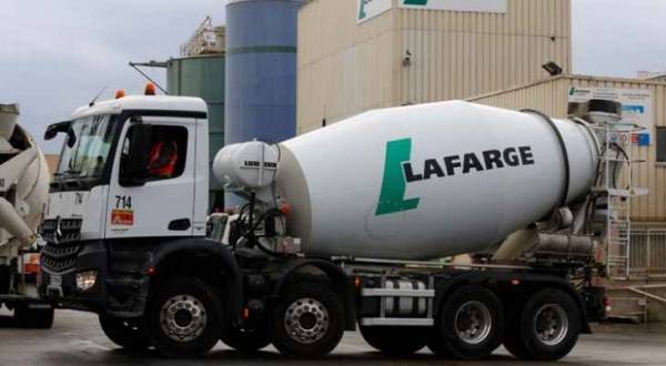 (لافارج) للاسمنت تقر بتمويل جماعات مسلحة في سوريا