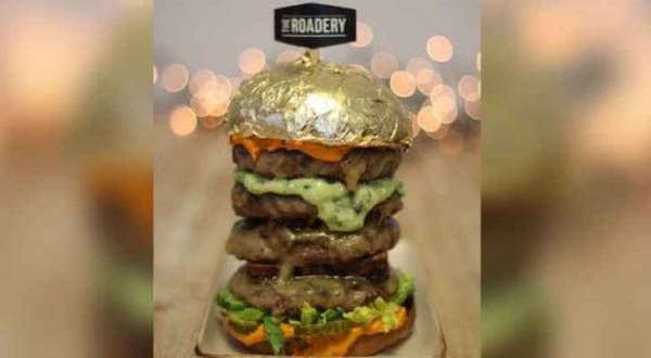 شاهد ولي عهد دبي يجرب (همبرغر مغطى بالذهب)