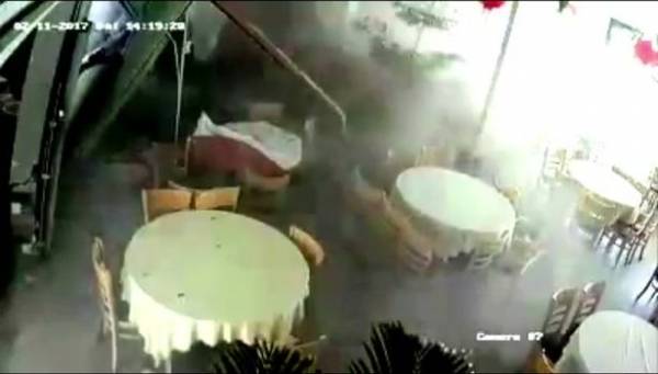 حادث مروع.. شاحنة اسمنت تقتحم مطعم ! (فيديو)