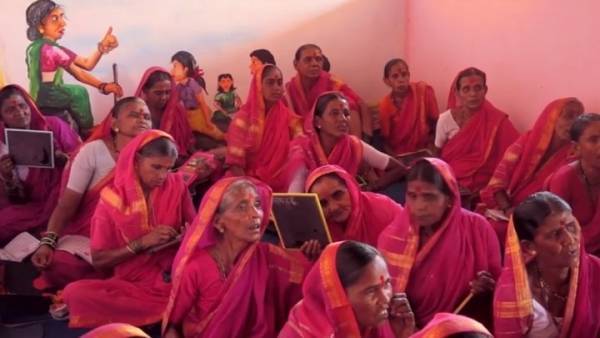 مدرسة لا تقبل طالبات أقل من 60 عاماً.. وضد الاختلاط