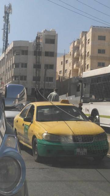 سقوط كيبل كهرباء يتسبب بإعاقة المرور في شارع الجامعة الأردنية(صور)