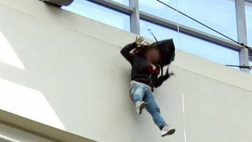 طالبة تلقي بنفسها من شرفة مدرستها في أبو نصير