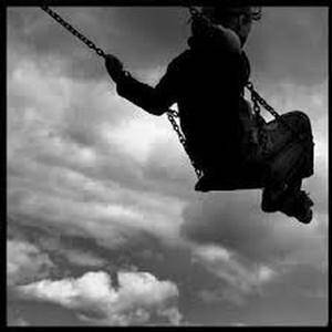 العشرينية إنتحرت بعدما شاهدت إبنها مشنوقا بحبل الأرجوحه