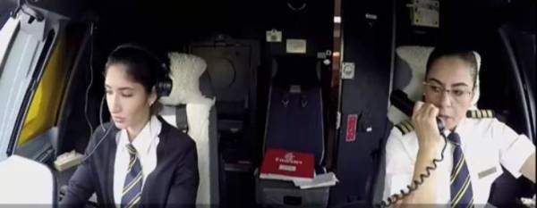 بالفيديو.. مصرية وإماراتية تحلقان بأكبر طائرة ركاب